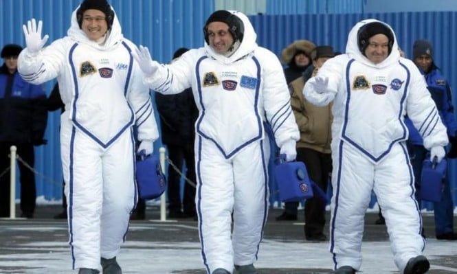 ثلاثة رواد فضاء ينطلقون إلى محطة الفضاء الدولية - 20171217082655