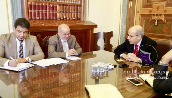 الصديق الكبير يناقش مع رئيس مصلحة التسجيل العقاري سبل تعزيز دورها الاقتصادي 1 الصديق الكبير يناقش مع رئيس مصلحة التسجيل العقاري سبل تعزيز دورها الاقتصادي - الكبير الطيب