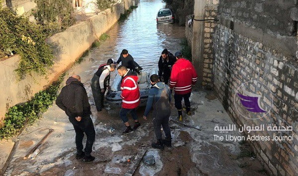 فرق الإنقاذ البحري تتمكن من إخراج عائلات عالقة بمنطقة وادي الربيع بطرابلس - 18 14