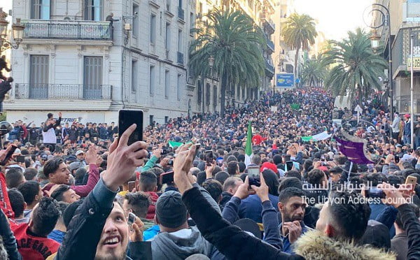 مظاهرات في الجزائر ضد ترشح بوتفليقة لولاية خامسة - D0B1UbYW0AA7wEU