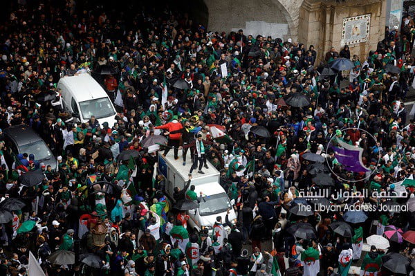 رويترز: مئات آلاف المتظاهرين يحتشدون في وسط العاصمة الجزائر - LYNXNPEF2L18U L