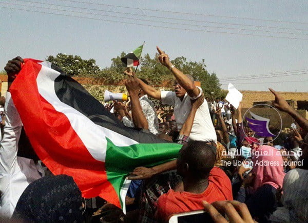 الشرطة السودانية تطلق الغاز المسيل للدموع لتفريق متظاهرين في الخرطوم وأم درمان - b2414b62999481eef6c24aed4e57c7fe8a336d7e