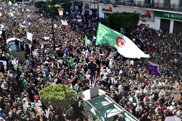 الجزائريون يطالبون بوتفليقة بالتنحي في أكبر احتجاجات مناهضة للرئيس - e6195ea4c24e0d5233585a05f86ea012a2e3e481