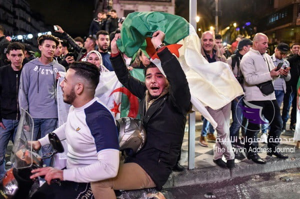 الجزائريون يحتفلون بتخلي بوتفليقة عن السعي لولاية خامسة - f55cd36c767e52b3a70374f863efad4bc5d833ec