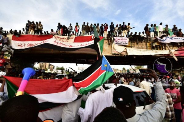 المتظاهرون في السودان يواصلون الضغط على المجلس العسكري لتسليم السلطة لحكومة مدنية - 7239fc0ce7925dfc217887700ac92da1ac8aa589 e1555334205603