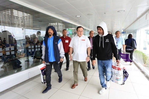 وصول الرهائن الفلبينيين المحررين من قبل القوات المسلحة إلى بلادهم - 0 2