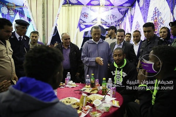 (شاهد الصور) الثني يحضر مأدبة إفطار بمقر احتجاز المهاجرين غير القانونيين في بنغازي - 60474761 656840144755452 6919776158825316352 n