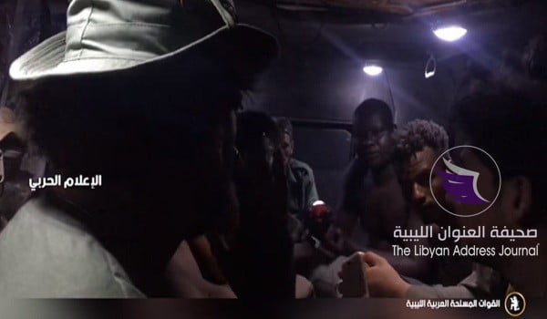 (بالفيديو) الجيش يلقي القبض على مرتزقة يقاتلون في صفوف الرئاسي ويضبط أعلام لـ "داعش" في محور عين زارة - New مرتزقةImage