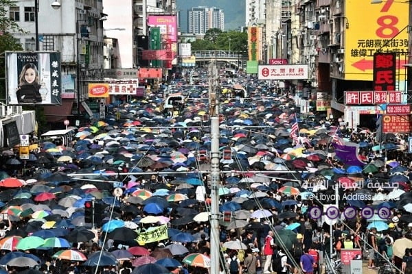 محتجو هونغ كونغ يتحدون حظرا وينزلون إلى الشارع - 0af82d636fcc0d1aa290ad685af16857157320ea