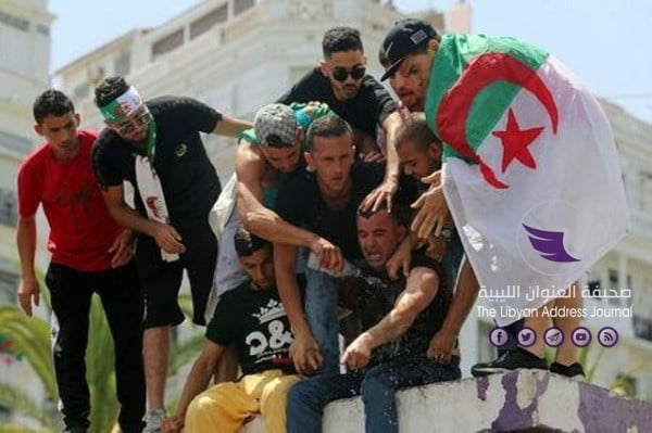 المحتجون بالجزائر يطالبون بإصلاحات ورجل يحاول إشعال النار في نفسه - image kcn1u72cp