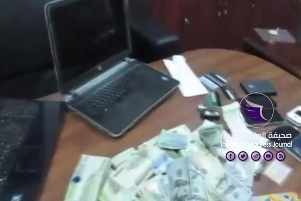 القبض على عصابة تخترق الحسابات المصرفية في بنغازي - 254baaa8d2