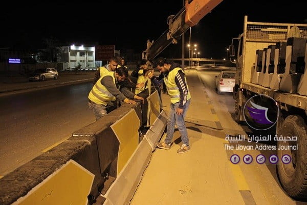 بلدية بنغازي تشرع في تركيب الحواجز الخرسانية مُنتصف الطريق السريع بين الإتجاهين - 75603869 2501689539952254 7245852743112327168 n
