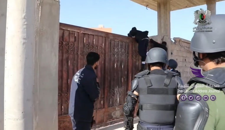 شاهد| في أكبر عمليات الضبط.. مداهمة 12 وكرا لبيع وصناعة الخمور في بنغازي - 545454