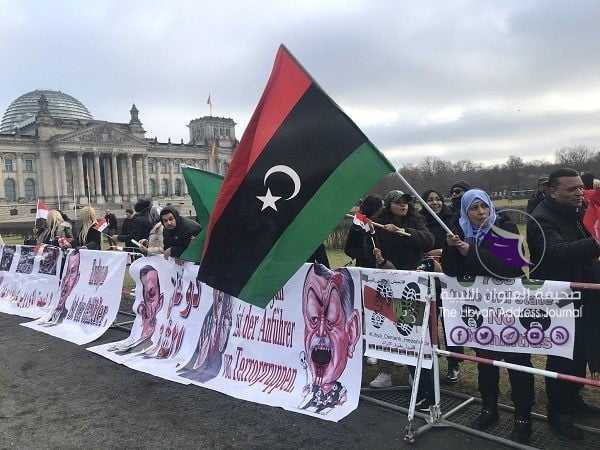 بالصور.. الجالية الليبية رفقة الجاليات السورية والكردية والمصرية في ألمانيا تتظاهر أمام مقر انعقاد قمة برلين ضد الغزو التركي لليبيا - EOpVN52XUAE6nWr