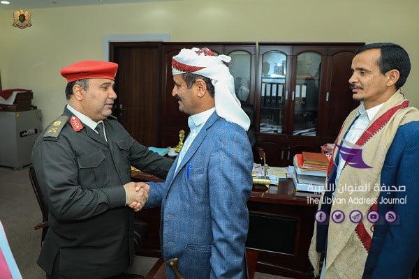 مدير مكتب القائد العام يستقبل وفدا من مشايخ اليمن - ETTlw zWsAAREp6