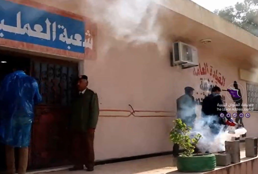 بالفيديو|تنفيذا لتعليمات القيادة العامة.. تعقيم مستشفى البيضاء والمؤسسات العسكرية والمدنية والشوارع الرئيسية - New 1Image