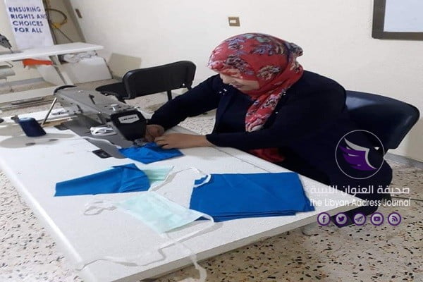 في بنغازي.. مواطنة تتطوع لصنع كمامات لمواجهة كورونا - 91489194 772563703272257 3890573056812253184 n 1