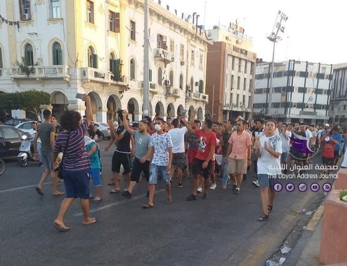 المحتجون في طرابلس يتحدون قرار الحظر ويسيرون مسيرات راجلة نحو ميدان الشهداء - EgXVALWXsAEncfz