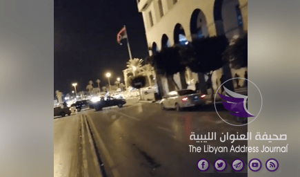 فيديو: قوات الوفاق تطلق الرصاص الحي لتفرقة المتظاهرين ميدان الشهداء بطرابلس - Screenshot 168