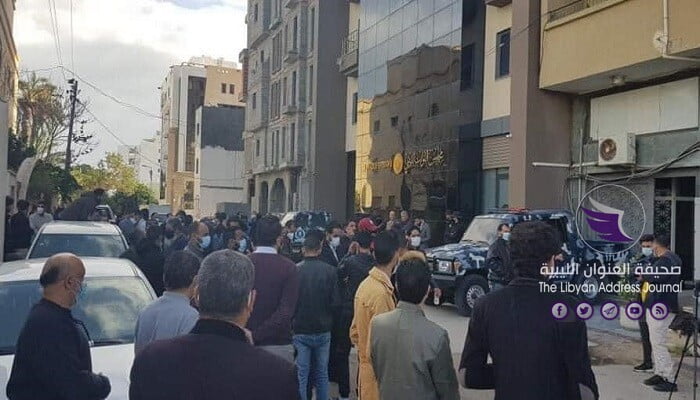 لتأخر مرتباتهم.. موظفي الرقابة الإدارية ورقابة الأغذية ينظمون وقفة احتجاجية في طرابلس - 128327328 1296396627410633 1701266019929248504 n