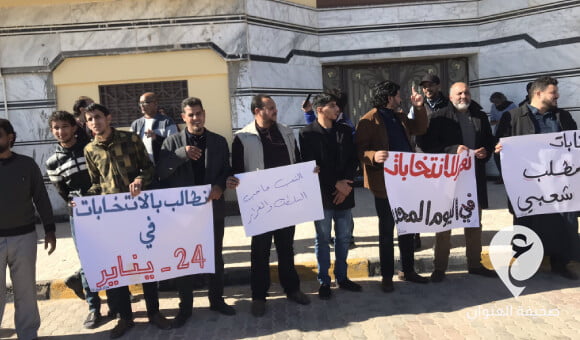 قبيل انعقاد جلسة الإحاطة للمفوضية.. محتجون أمام مقر مجلس النواب يطالبون بإجراء الانتخابات في هذا الشهر - مشروع جديد 2022 01 03T124956.434