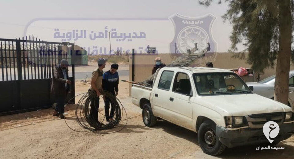 الزاوية.. ضبط شخص يسرق أسلاكا كهربائية في منطقة بن شعيب - 5454544