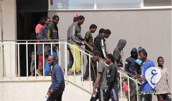 ضبط 40 شخص من جنسيات أفريقية في وكر تهريب بشر بصبراتة - PSD العنوان 11