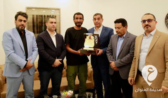 القطراني يكرم سائق شاحنة وقود أنقذ سكان حي في بنغازي من كارثة بعد اندلاع حريق في شاحنته - PSD العنوان 2022 05 24T184710.408