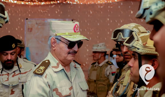 المشير حفتر يحضر اختتام مناورة عسكرية للواء طارق بن زياد واللواء 106 مجحفل - PSD العنوان 2022 09 07T192057.074
