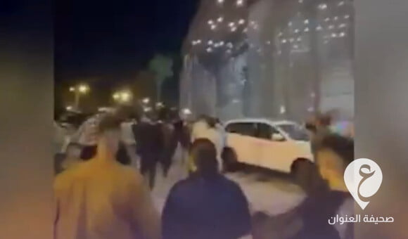 متظاهرون أمام فندق ريكسوس في طرابلس ضد احتفالات حكومة الوحدة بذكرى الاستقلال - PSD العنوان 14 1