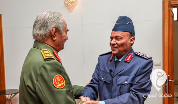 القائد العام للقوات المسلحة يستقبل الفريق عامر الجقم وهو بكامل قيافته العسكرية - PSD العنوان 22