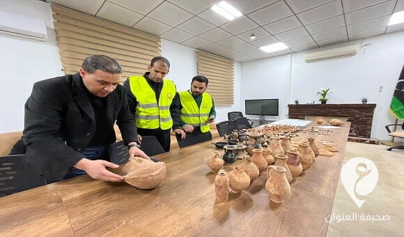 وحدة الآثار بالخبرة القضائية تشرع في إعداد تقرير مفصل بشأن 300 قطعة أثرية تحفظت عليها نيابة البيضاء - 331503998 579616920487202 6483186607996238888 n