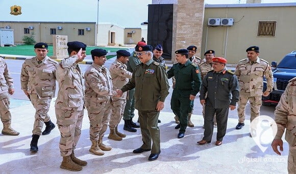 المشير حفتر يُجري جولة بمركز الألعاب الرياضية باللواء 106 - 2