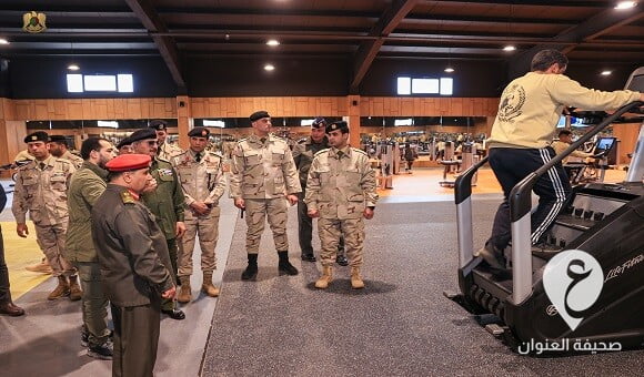 المشير حفتر يُجري جولة بمركز الألعاب الرياضية باللواء 106 - 4