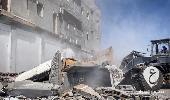 مواصلة إزالة المباني المقامة بالمخالفة على حرم مشروع السكة الحديدة بالخمس - PSD العنوان 20 2