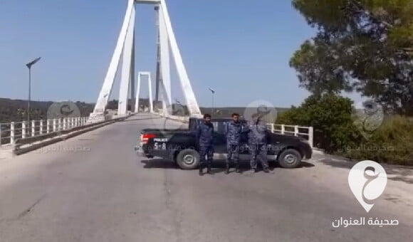 الأجهزة الأمنية في البيضاء تغلق جسر وادي الكوف - العنوان الاخير 30