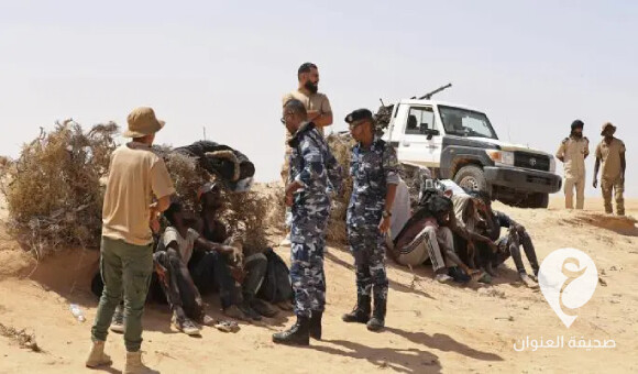 بعد أن طردتهم تونس..حرس الحدود الليبي يقدم الإسعاف والدواء لمهاجرين غير نظاميين - العنوان الاخير 47