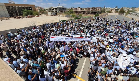 أعضاء هيئة تدريس ومعيدين وأوائل يحتجون أمام مقر حكومة الوحدة ضد قرارات الإيفاد السابقة 1 أعضاء هيئة تدريس ومعيدين وأوائل يحتجون أمام مقر حكومة الوحدة ضد قرارات الإيفاد السابقة - PSD العنوان 2023 08 08T201238.114