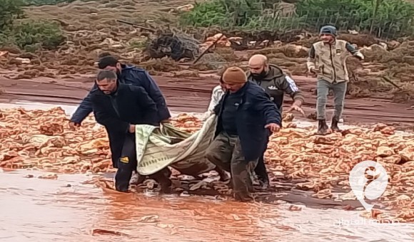 انتشال جثث جرفتها السيول بمنطقة عمر المختار جنوبي البيضاء - PSDالعنوان 21 1