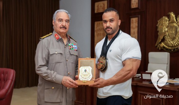 القائد العام للقوات المسلحة يكرم بطل كمال الأجسام الليبي محمد الزوي  - PSDالعنوان 13