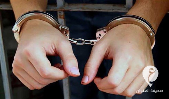 أمن طرابلس تضبط محرر عقود زوَّر توقيع صاحب شركة - مكبل اليدين