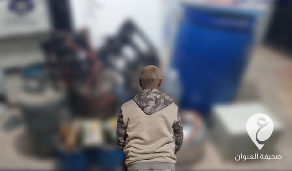 أمن بنغازي تضبط شخصًا من ذوي السوابق يمتهن تصنيع وبيع الخمور في منزله  - PSD العنوان 35