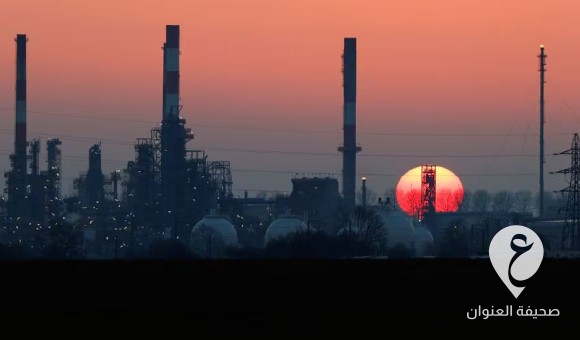 النفط يواصل خسائره بسبب ارتفاع الدولار