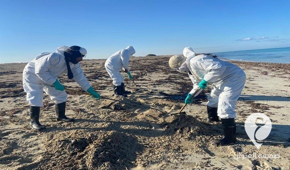 تسريب نفطي خلال عملية شحن بميناء الزويتينة