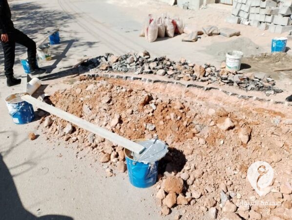 الحرس البلدي بنغازي يضبط مواطنًا يحفر في الشارع العام دون إذن  - 434735632 813979447433663 1299059943634082106 n