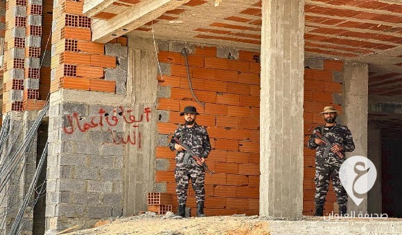 إنفاذ القانون توقف البناء على قطعة أرض بمنطقة مشروع الهضبة 