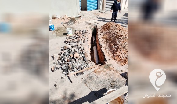 الحرس البلدي بنغازي يضبط مواطنًا يحفر في الشارع العام دون إذن 