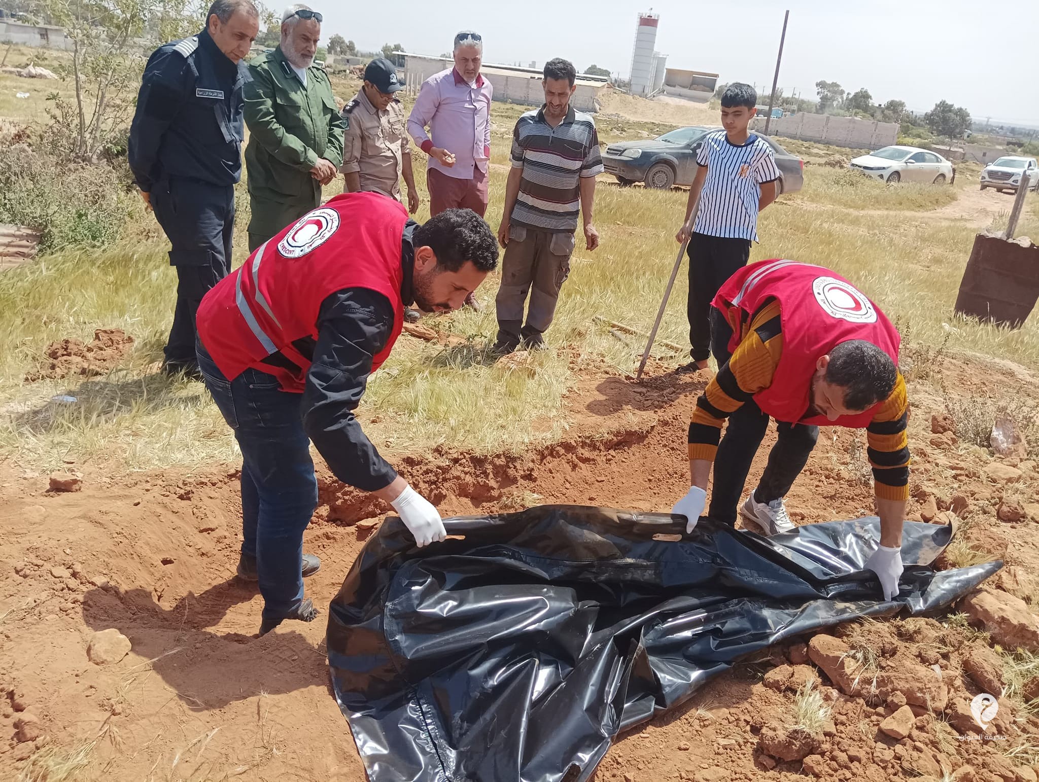 الهلال الأحمر درنة ينتشل رفات جثة مجهولة الهوية  - 437744984 811208207706864 2070931649241946361 n