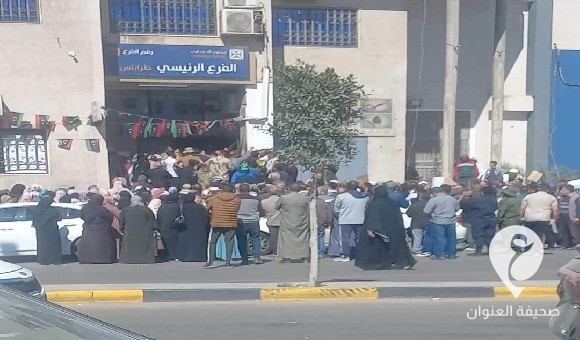 الوطنية لحقوق الإنسان: عودة الطوابير أمام المصارف ذل وحط من كرامة الليبيين 