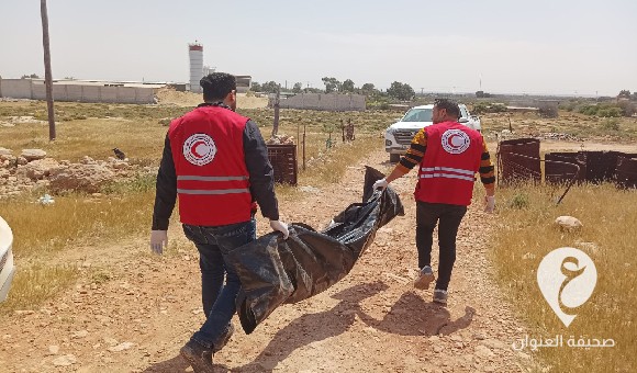 الهلال الأحمر درنة ينتشل رفات جثة مجهولة الهوية  - PSD العنوان 36